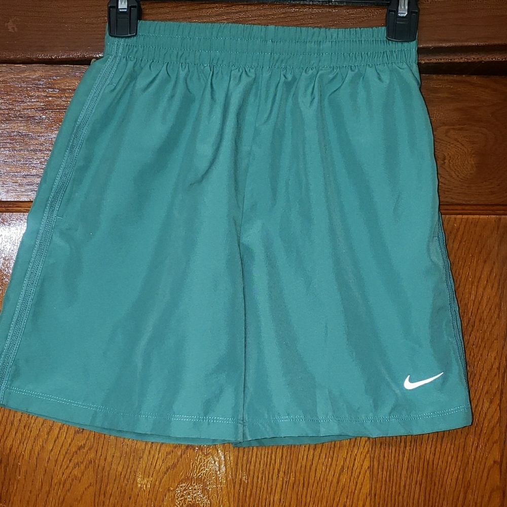 Nike Green Athletic Shorts Lightweight Relaxed Fit